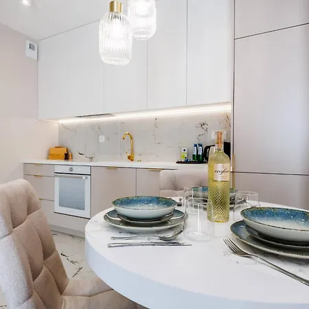 Gold&marble Luxe Apartment- Centre, Ac, Free Parking By Staynest Apartment