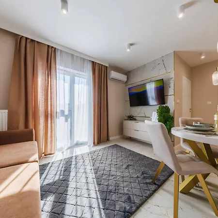 Gold&marble Luxe Apartment- Centre, Ac, Free Parking By Staynest