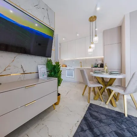 Gold&marble Luxe Apartment- Centre, Ac, Free Parking By Staynest