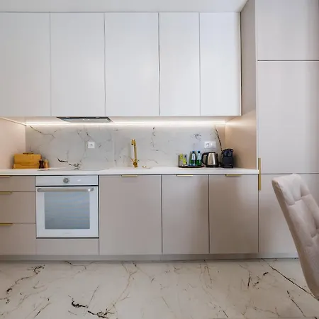 Gold&marble Luxe Apartment- Centre, Ac, Free Parking By Staynest
