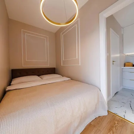 Gold&marble Luxe Apartment- Centre, Ac, Free Parking By Staynest